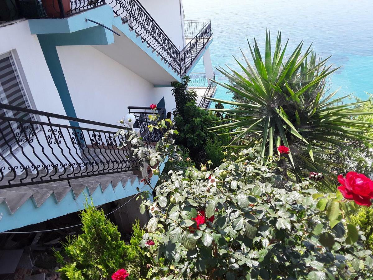 Odhisea Hotel Restaurant Qeparo Bagian luar foto
