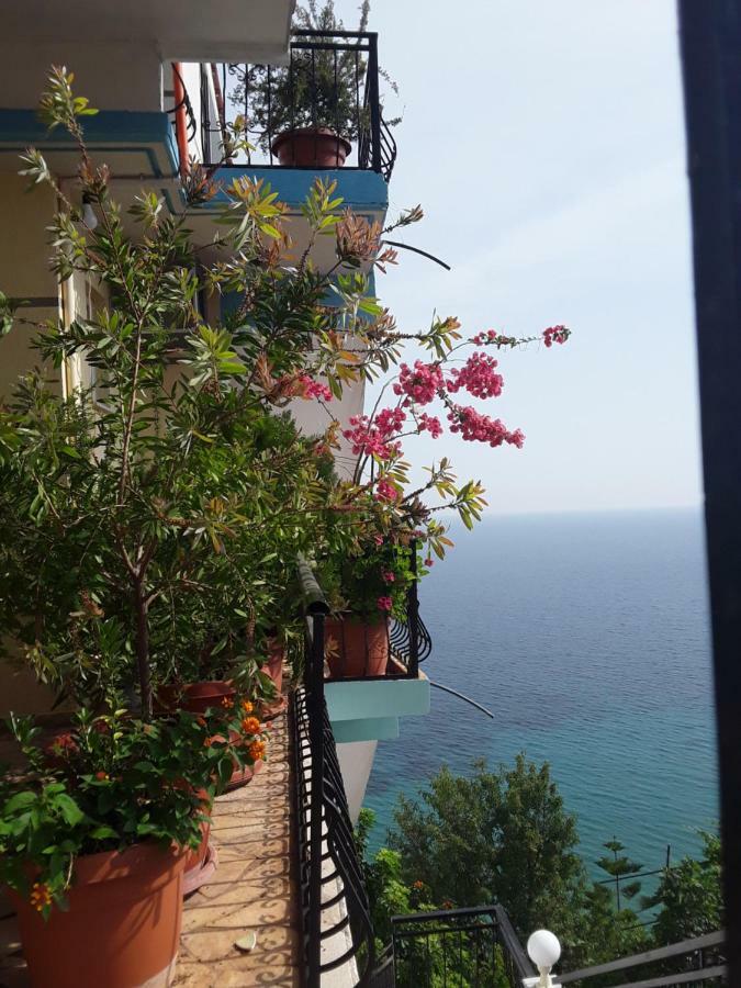 Odhisea Hotel Restaurant Qeparo Bagian luar foto